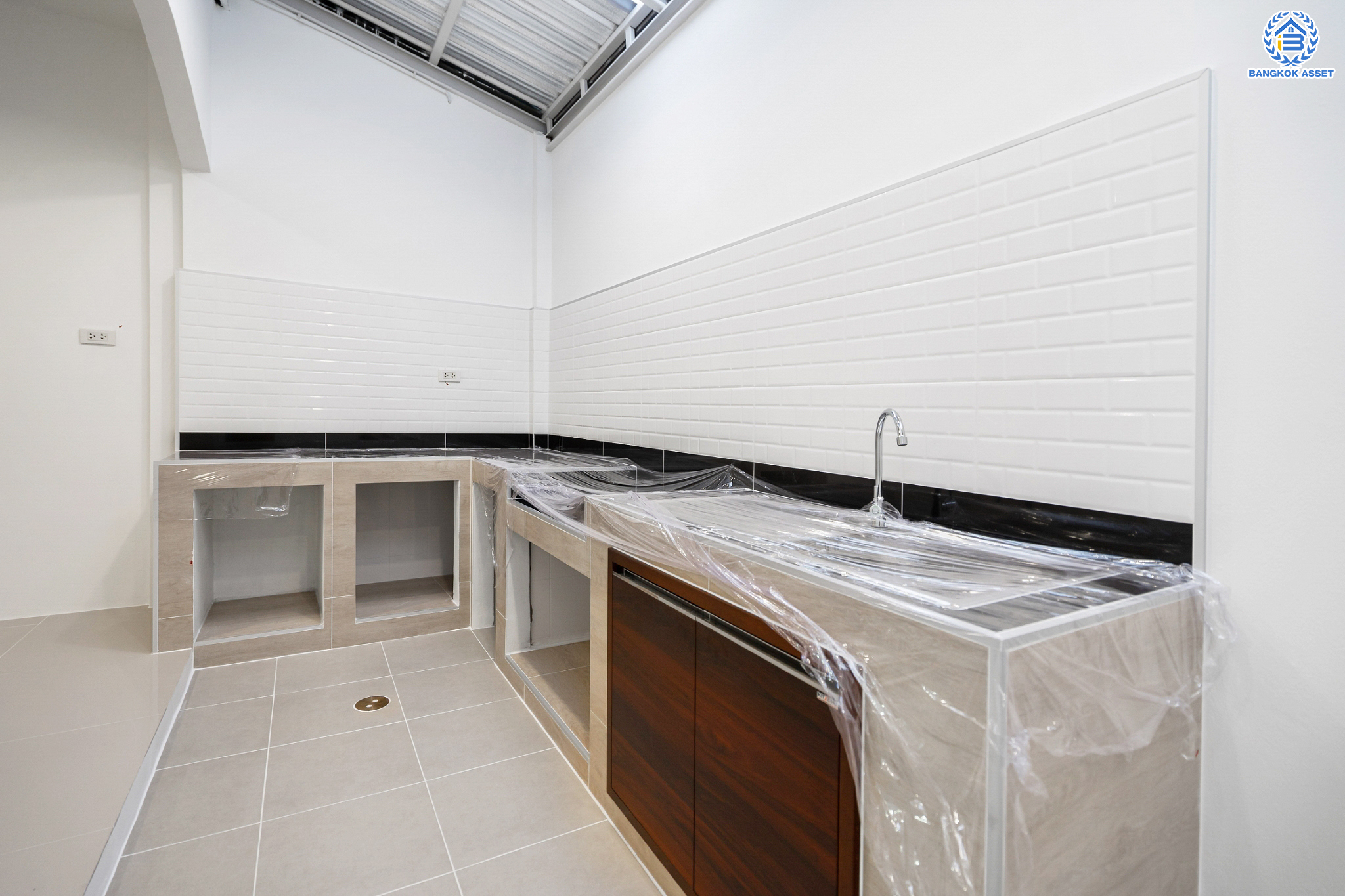 บ้านมือสองตกแต่งใหม่ ม.มณฑล8 ทวีวัฒนา ทาวน์เฮ้าส์เนื้อที่ 22.5 ตร.ว. ฟังก์ชัน 3 ห้องนอน 1 ห้องน้ำ 1 ห้องอเนกประสงค์ 1 ที่จอดรถ เชื่อมต่อทุกการเดินทางทั้ง ถ.เพชกษม, ถ.พุทธมณฑลสาย3, ถ.กาญจนาภิเษก ใกล้เดอะมอลล์บางแค และรถไฟฟ้าสายสีน้ำเงิน "สถานีหลักสอง"